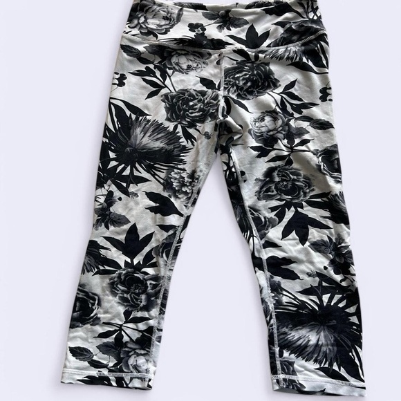 Lululemon Capri Leggings Size 8 – Black & White Floral Print🖤🤍🖤🤍 - Picture 4 of 8